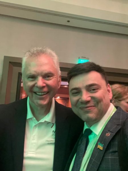 Зображення, що містить особа, у приміщенні, чоловік, стіна
Автоматично згенерований опис