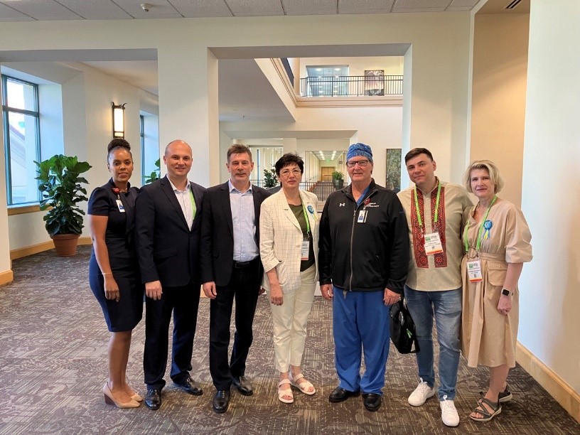 Зображення, що містить особа, стоячи, у приміщенні, стеля
Автоматично згенерований опис