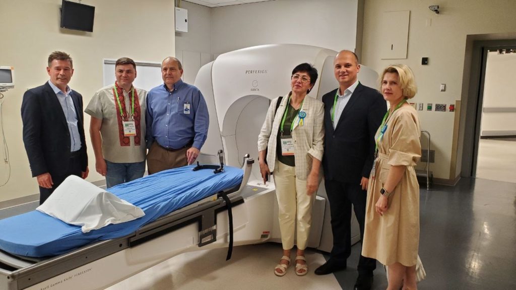 Зображення, що містить особа, підлога, у приміщенні, стіна
Автоматично згенерований опис