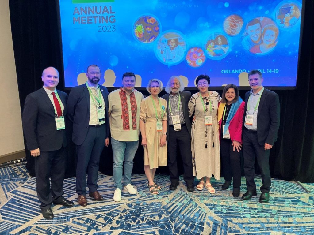 Зображення, що містить текст, особа, група, позування
Автоматично згенерований опис