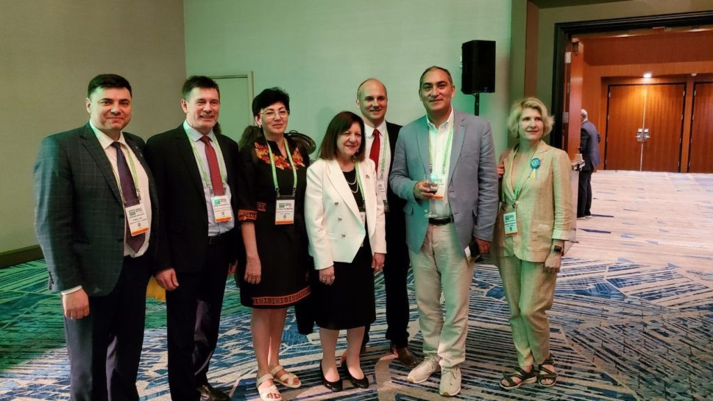 Зображення, що містить особа, земля, стоячи, група
Автоматично згенерований опис