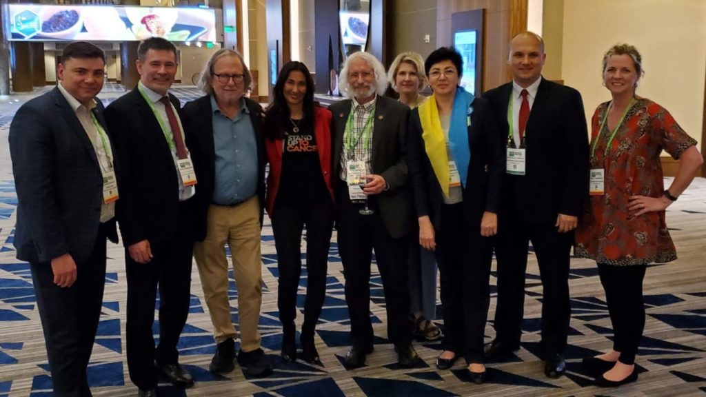 Зображення, що містить особа, група, підлога, стоячи
Автоматично згенерований опис